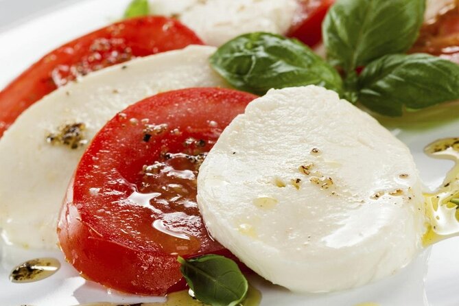Cooking class with Pasta, mozzarella and Tiramisu with wine - First comes mozzarella, tomatoes and garden produce