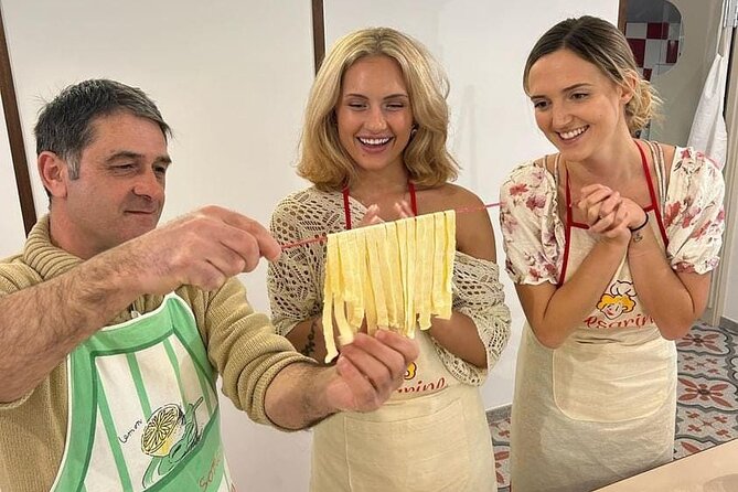 Cooking class with Pasta, mozzarella and Tiramisu with wine - The meal is as social as the lesson