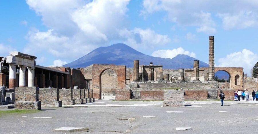 From Sorrento: Day Tour to Pompeii Ruins and Mount Vesuvius - Pizza lunch: a useful pause, with some variation