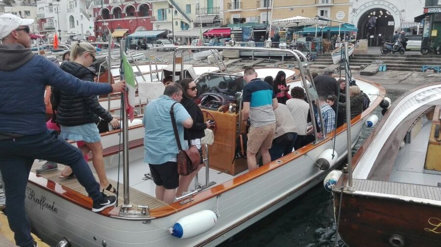 From Sorrento: Full-Day Trip to Capri and Blue Grotto - What your guide adds