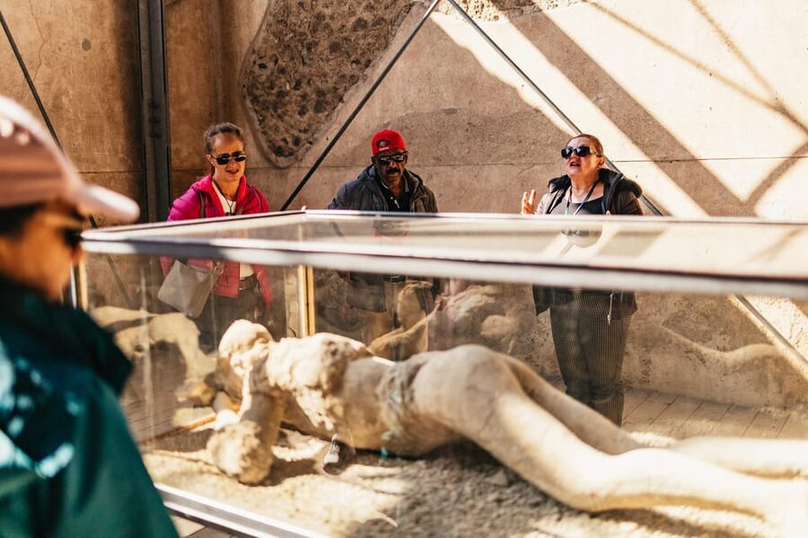 Naples: Pompeii and Mt. Vesuvius with Lunch and Wine Tasting - Pompeii: two hours with an archaeologist