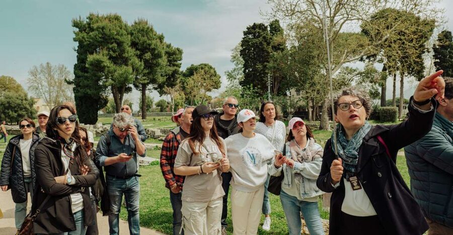 Paestum: Small-Group Tour with an Archaeologist and Tickets - Why an archaeologist changes the walk