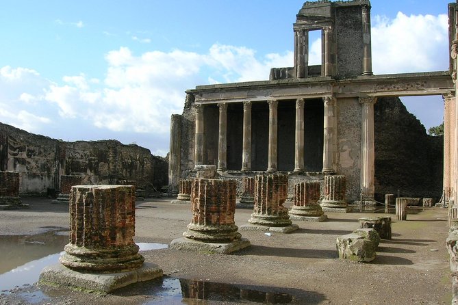 Pompeii: 2 Hour Private Tour with an Archeologist Guide - Heat, crowds, and choosing a start time