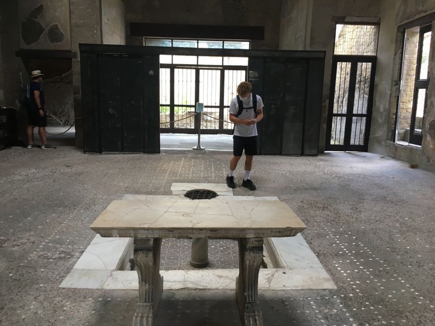 Pompeii and Herculaneum: Guided Tour with an Archaeologist - What the guide adds to the ticket price