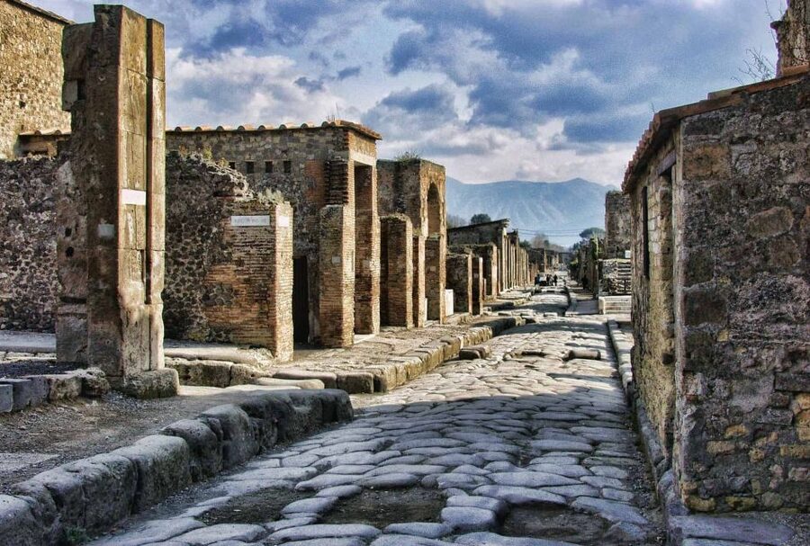 Pompeii: Day Tour of Pompeii and Vesuvius with Bus Transfer - Pompeii: two hours with a guide
