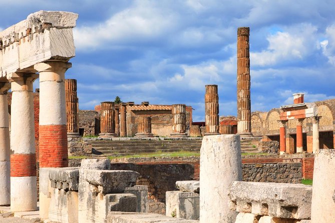 Pompeii Guided Group Tour with Entry Ticket and Archaeologist - Via dell’Abbondanza and a Roman quick-service counter
