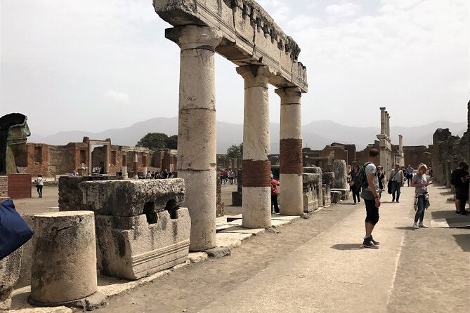 Pompeii: Guided Small Group Tour Max 6 People with Private Option - What the Guide Adds