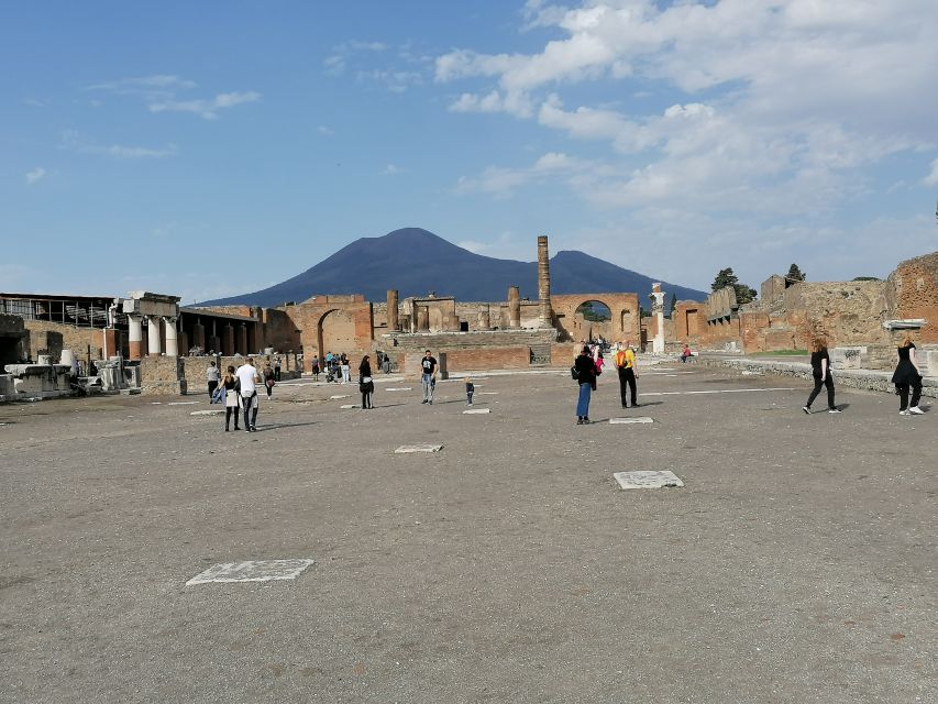 Pompeii: Guided Tour with Archaeologist with max. 12 People - From Suisse Restaurant to the ancient streets