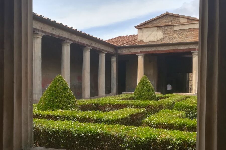 Pompeii: Guided Tour with Archaeologist with max. 12 People - The Forum, plaster casts and the eruption
