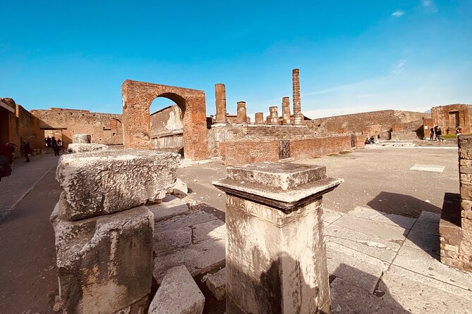 Pompeii Private Tour with an Archaeologist and Skip The Line - 3 hours - Markets, fast food, and the working city