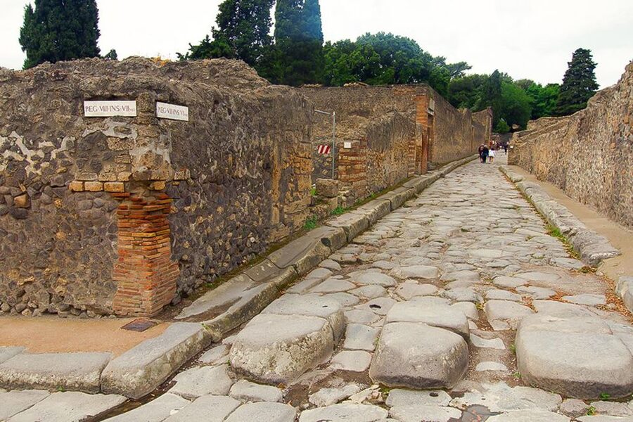 Pompeii: Skip-the-Line Guided Tour with Expert Archaeologist - Shops, baths, and the ordinary routines of Pompeii