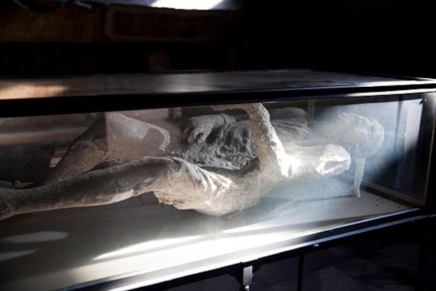 Pompeii: Skip-the-Line Guided Tour with Expert Archaeologist - Walking the streets of a buried city