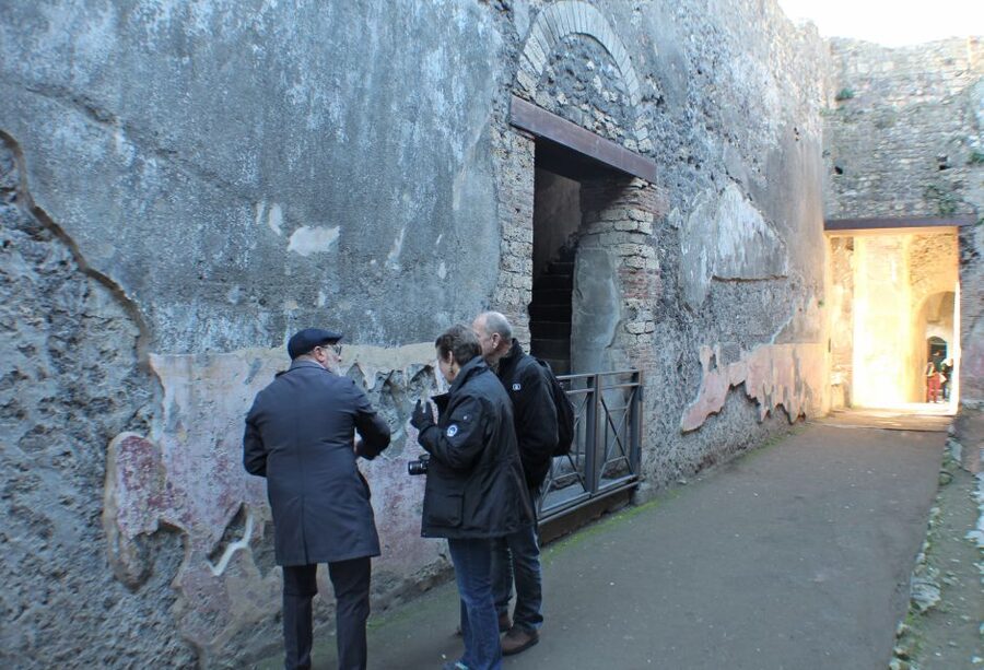 Pompeii: Skip-the-Line Tickets and Tour with Archaeologist - Homes, baths, bakeries, and Roman routines