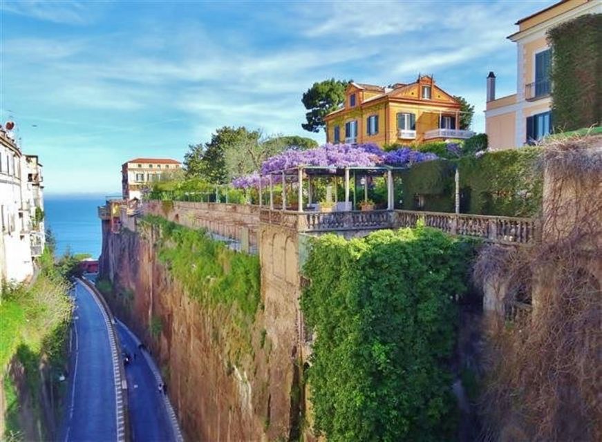 Sorrento: Guided Walking Tour & Limoncello Tasting - Squares, a cloister and Sorrento’s civic past