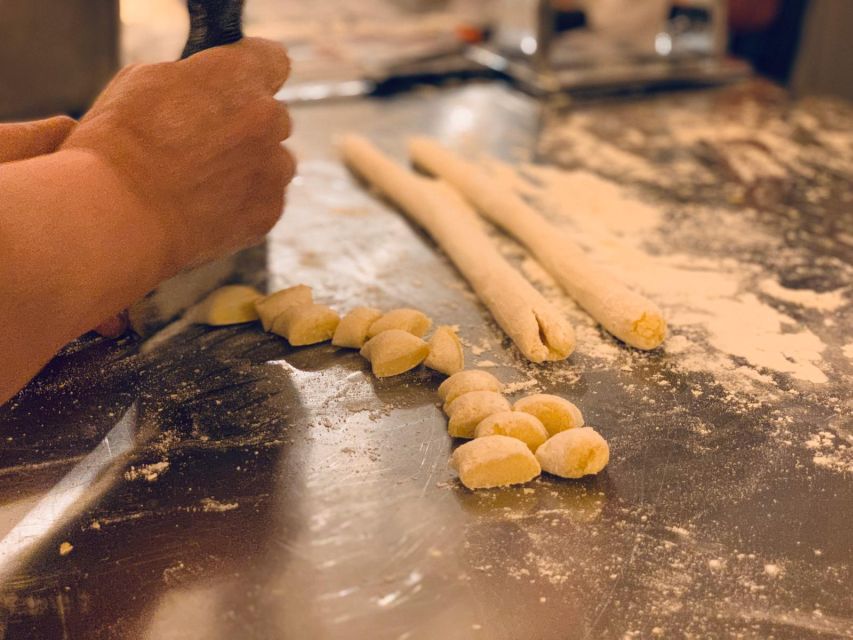 Sorrento: Pasta and Tiramisu Cooking Class with Wine - What the setting and group add to the class