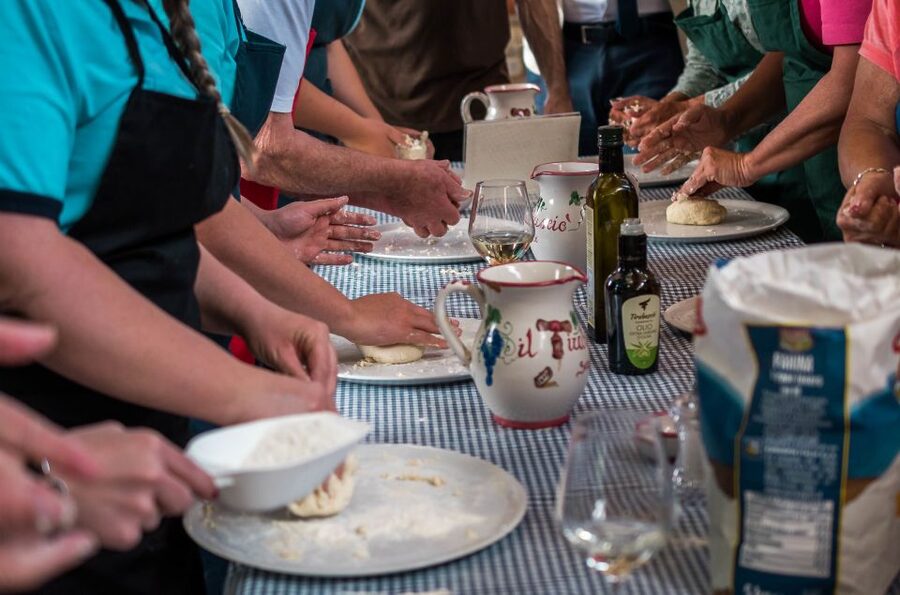 Sorrento: Pizza Making Class - A cooking class above central Sorrento