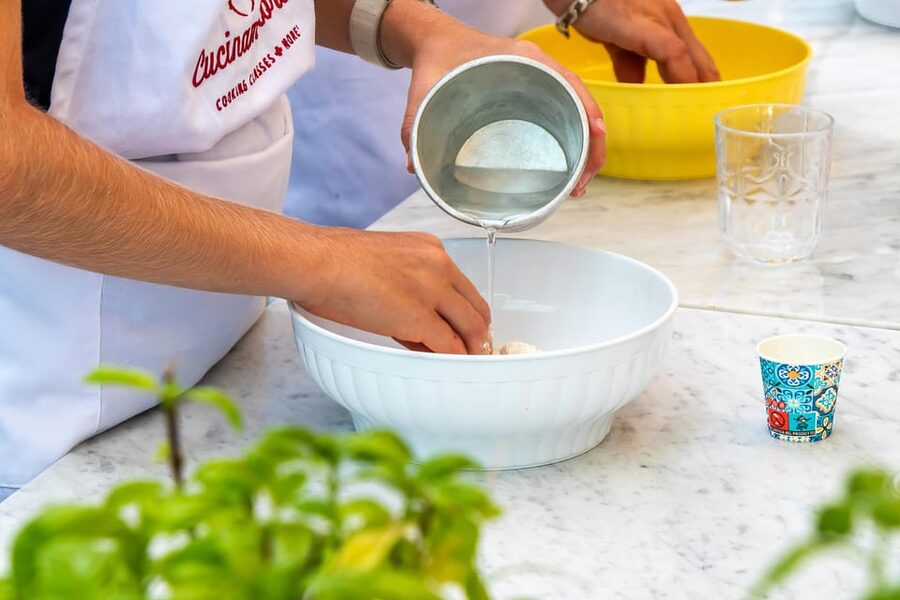 SORRENTO: Pizza School Mastering Neapolitan Delights - Dough, Flour, and the Neapolitan Method