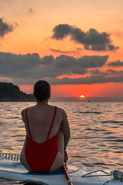 Sorrento: SUP Paddleboard Tour to Bagni Regina Giovanna - Paddling past coves and cliffs